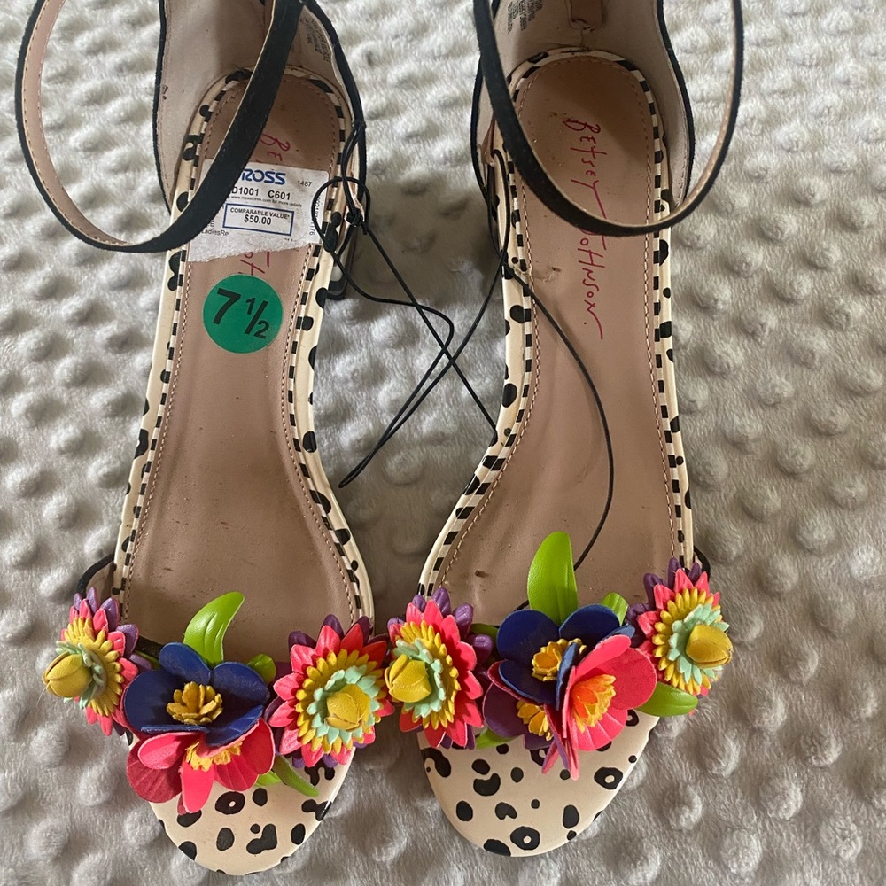 Betsy Johnson unique design flower heels